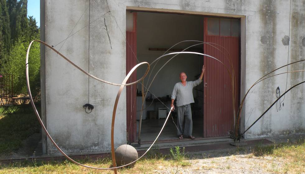 El artista parisiense Laurent Martin trabaja con bambú en su taller del Empordà.