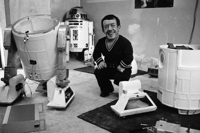 Kenny Baker junto a dos de sus disfraces de R2-D2