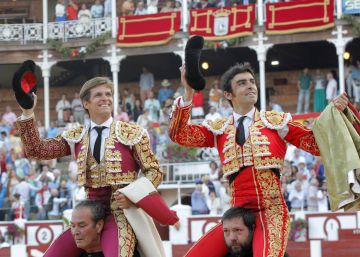 El Juli, Perera y Cayetano ofrecen una buena tarde de toros en Gijón El Juli, Perera y Cayetano ofrecen una buena tarde de toros en Gijón