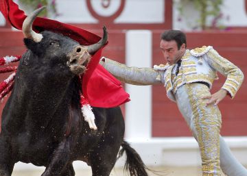 Tres orejas y lección magistral de Enrique Ponce en la feria de Gijón Tres orejas y lección magistral de Enrique Ponce en la feria de Gijón