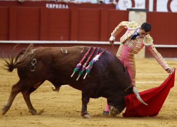 Paco Ureña corta una oreja en la feria de Málaga a base de tesón