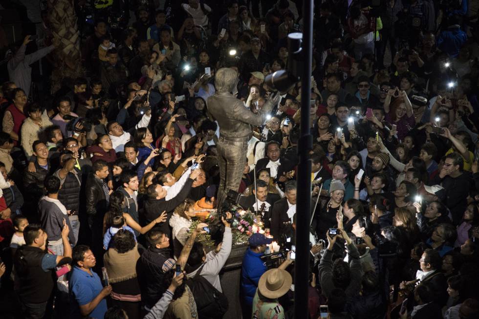 Homenaje a Juan Gabriel en la plaza Garibaldi de Ciudad de México