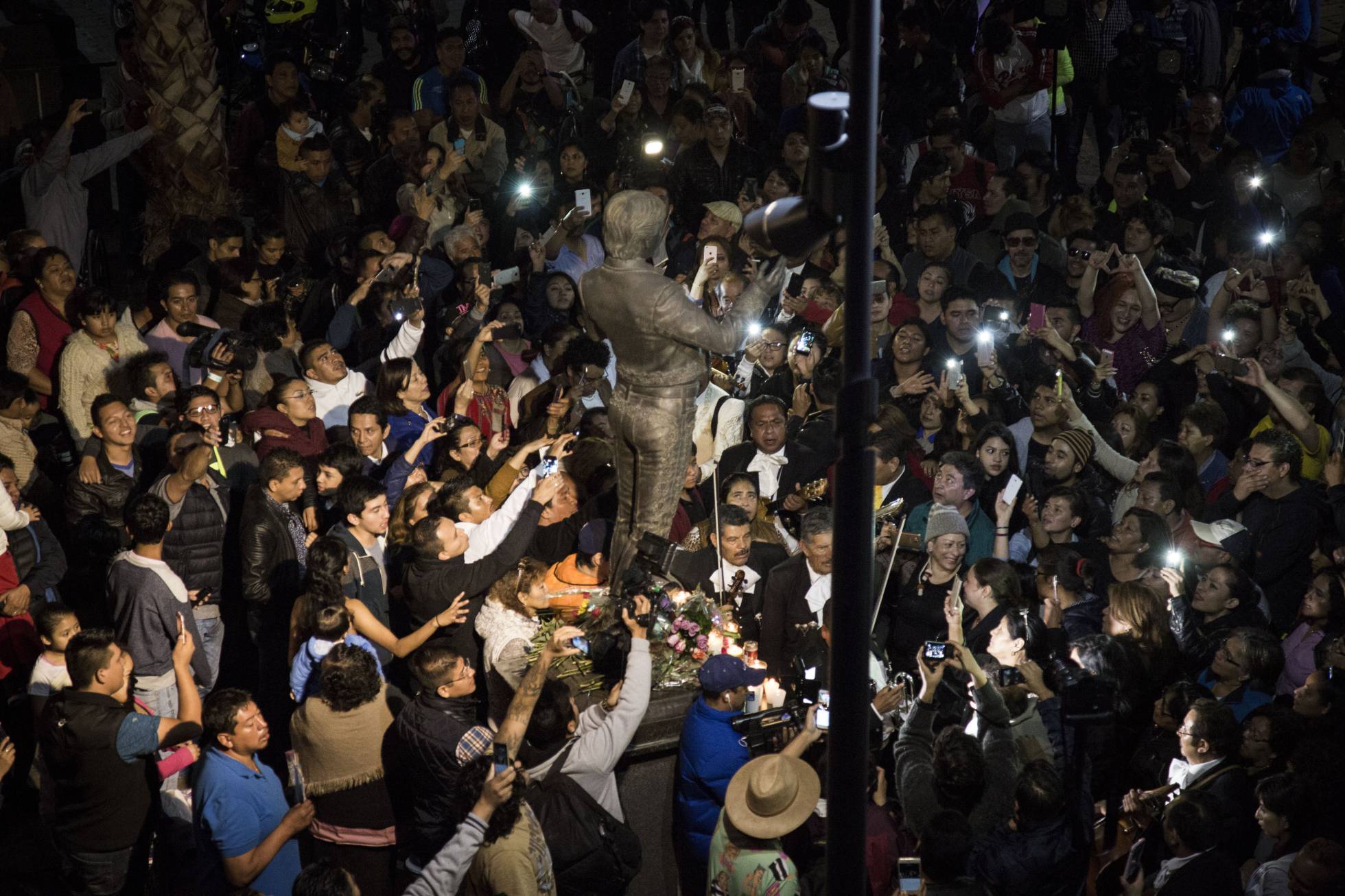 Homenaje a Juan Gabriel en la plaza Garibaldi de Ciudad de México Homenaje a Juan Gabriel en la plaza Garibaldi de Ciudad de México