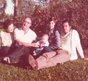 De izquierda a derecha, los padres de Héctor Abad, su hermana Eva, con su hijo en brazos, y el marido de esta entonces, Federico Uribe.