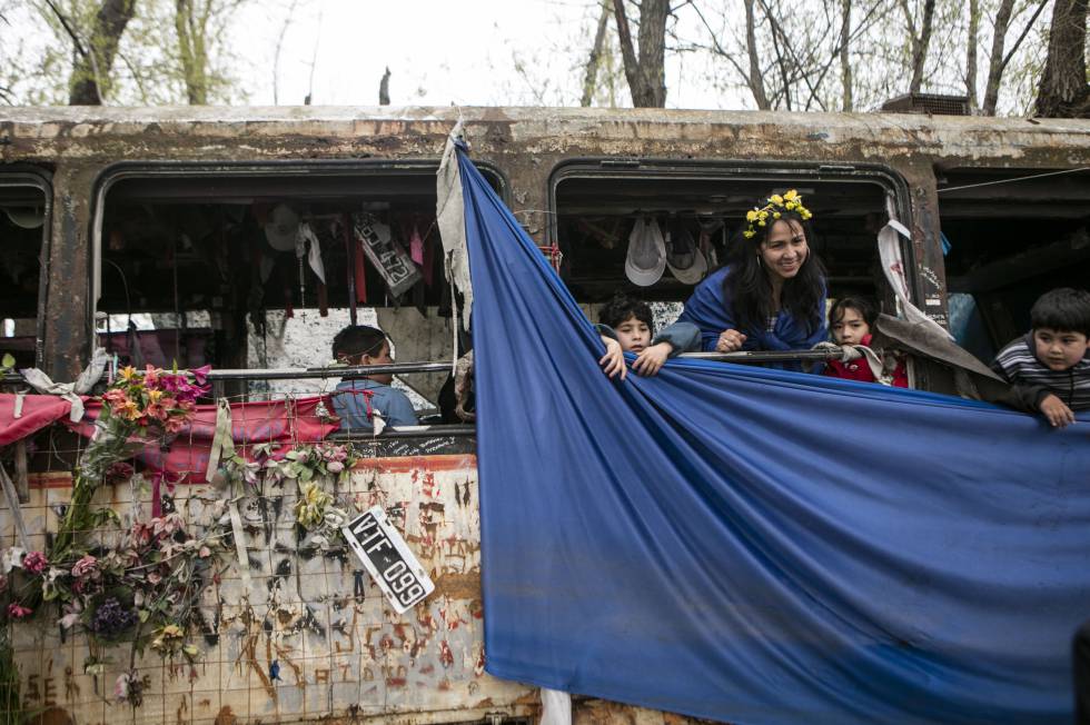 Julia, disfrazada de Gilda, junto a niños en el autobús donde murió la cantante.