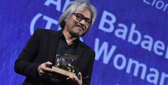 Lav Diaz con el León de Oro. Lav Diaz con el León de Oro.