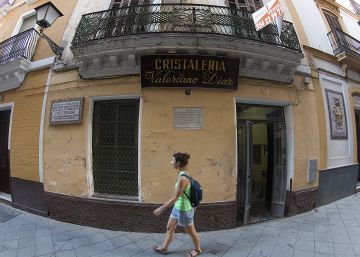 Firmas para proteger la casa natal de Luis Cernuda en Sevilla
