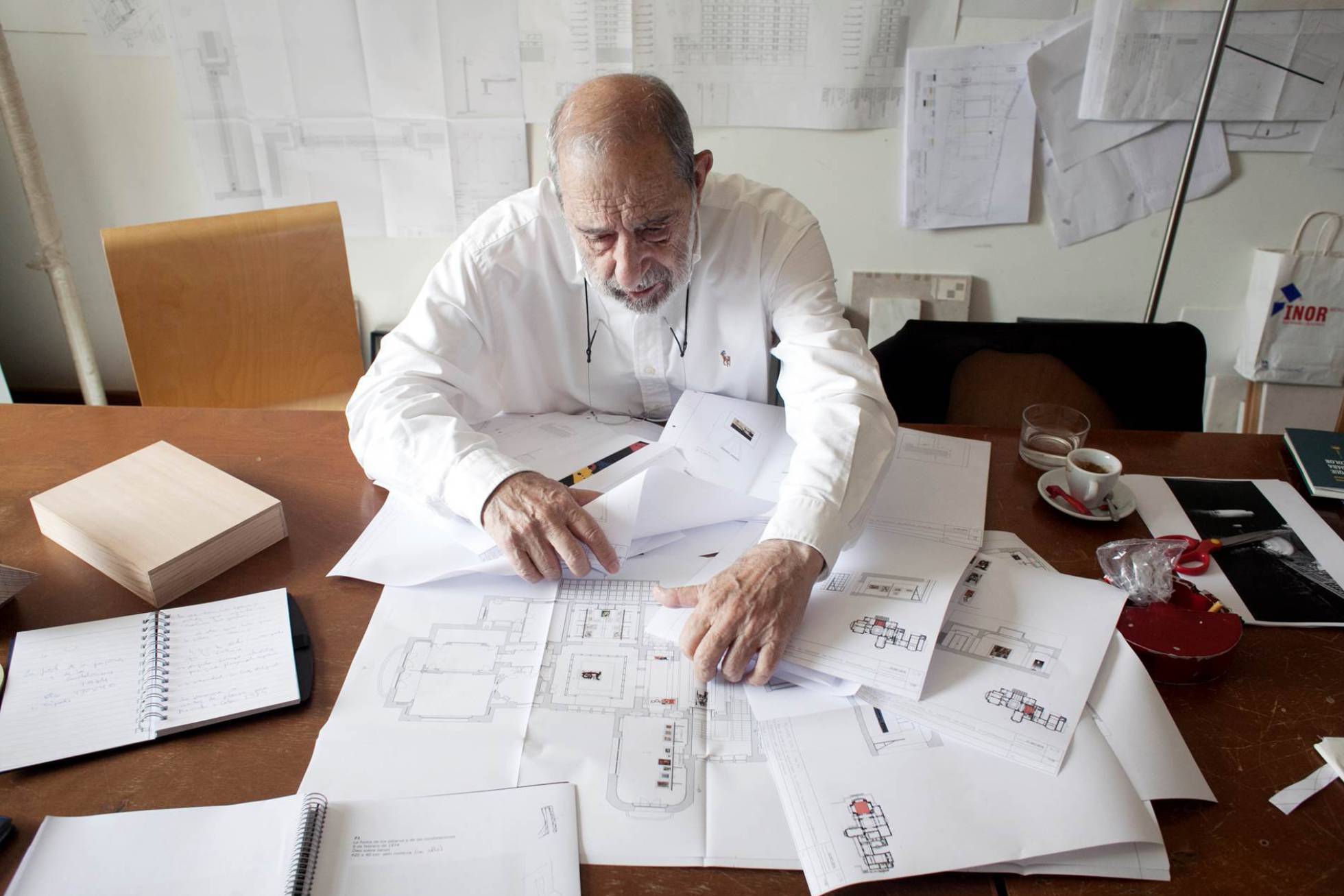 El arquitecto Álvaro Siza, en su estudio con los planos de la exposición. El arquitecto Álvaro Siza, en su estudio con los planos de la exposición.