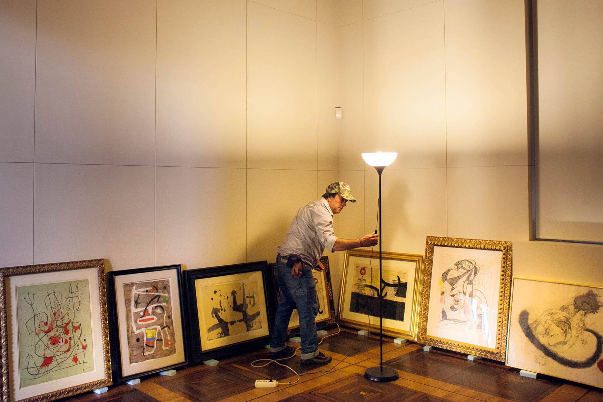 Varios 'mirós, apoyados en las paredes antes de ser colgados. Varios 'mirós, apoyados en las paredes antes de ser colgados.