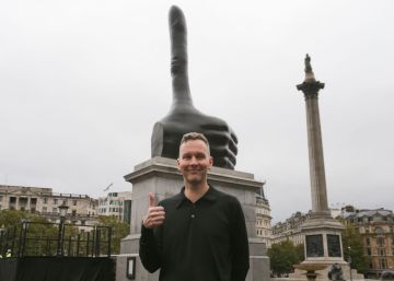 El gigantesco pulgar de Trafalgar Square El gigantesco pulgar de Trafalgar Square