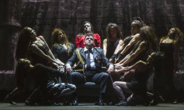 Macbeth (Fabián Veloz) recibe las profecías del coro de brujas.