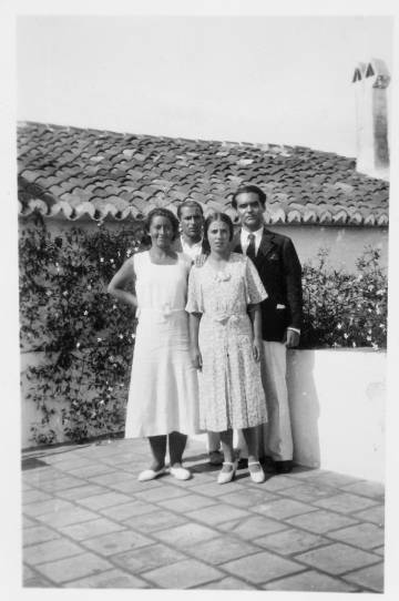 Lorca junto a sus parientes Rafael Troyano de los Ríos, a Laura de los Ríos (en el centro) y a Rita María Troyano de los Ríos. La fotografía fue tomada en la huerta de Granada.