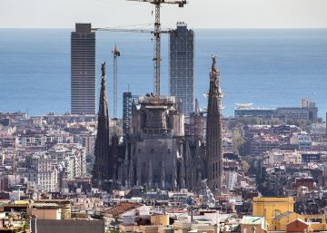 La Sagrada Familia trepa por el cielo de Barcelona La Sagrada Familia trepa por el cielo de Barcelona