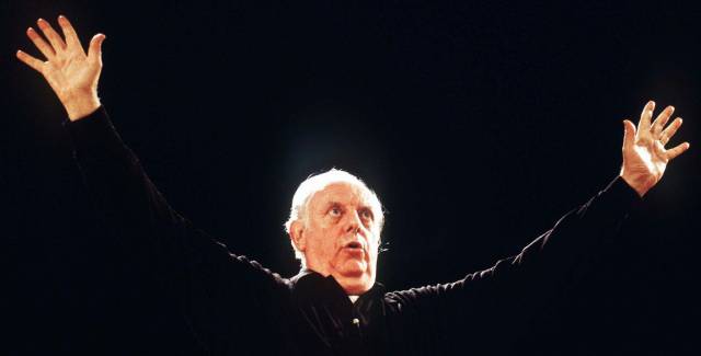 Dario Fo, en un escenario del teatro de Milán. Dario Fo, en un escenario del teatro de Milán.