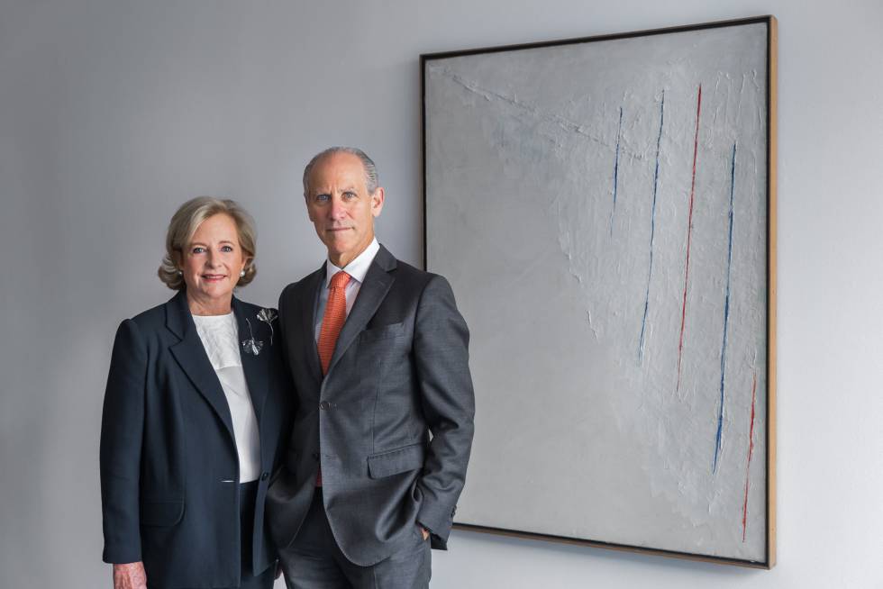 Patricia Phelps de Cisneros y el director del MoMA, Glenn D. Lowry, posan ayer en el museo neoyorquino, junto con una obra de Alejandro Otero.