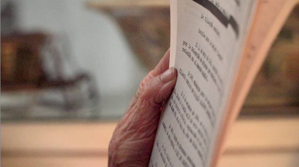 El informe de la policía secreta del régimen priísta, en manos de Poniatowska.