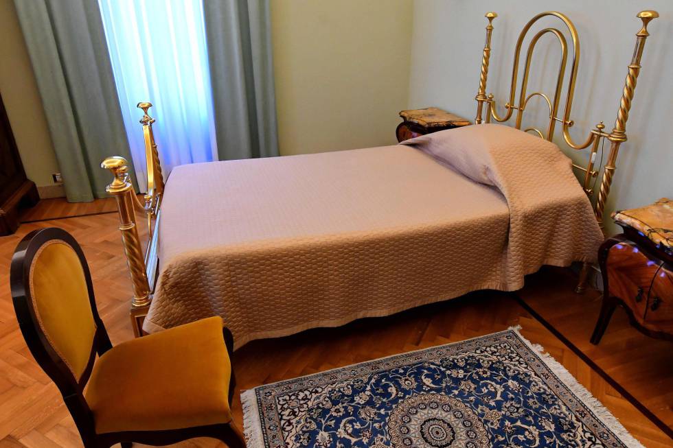 El dormitorio del Papa que sorprende por su austeridad. El dormitorio del Papa que sorprende por su austeridad.