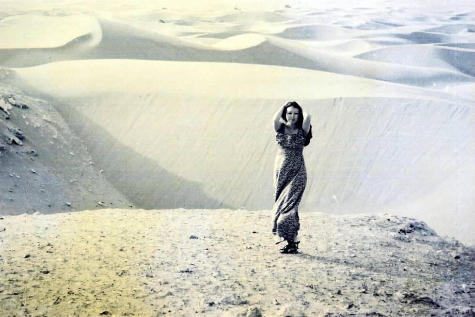 Sanmao posa en el desierto del Sáhara.
