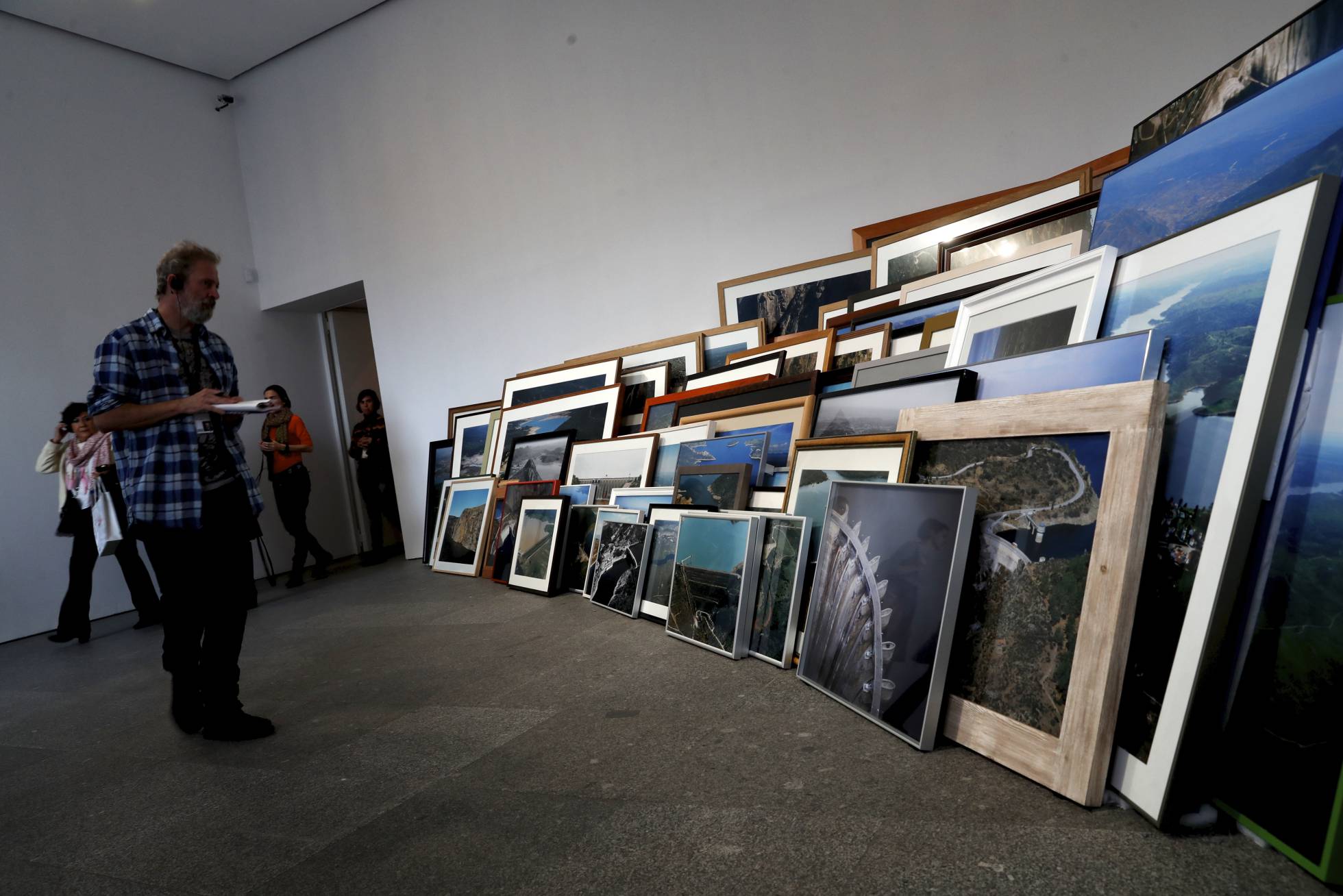 'Política hidráulica' (2004-2010), instalación compuesta por 98 fotografías del artista Ibon Aranberri. 'Política hidráulica' (2004-2010), instalación compuesta por 98 fotografías del artista Ibon Aranberri.