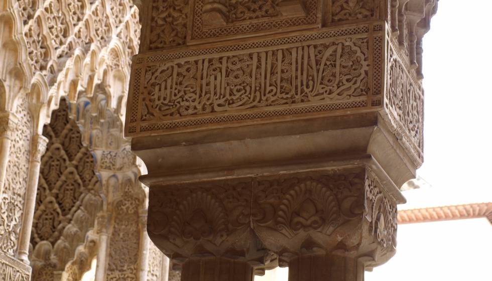 Columna con epígramas en la Alhambra.
