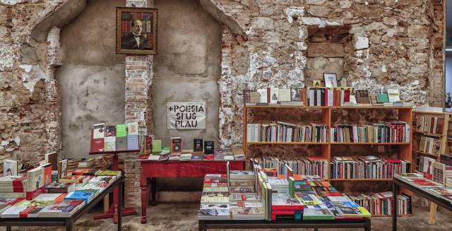 Librería Calders, en el Pasaje Calders de Barcelona. Librería Calders, en el Pasaje Calders de Barcelona.