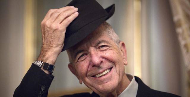 Leonard Cohen saluda a un grupo de en París en 2012. Leonard Cohen saluda a un grupo de en París en 2012.