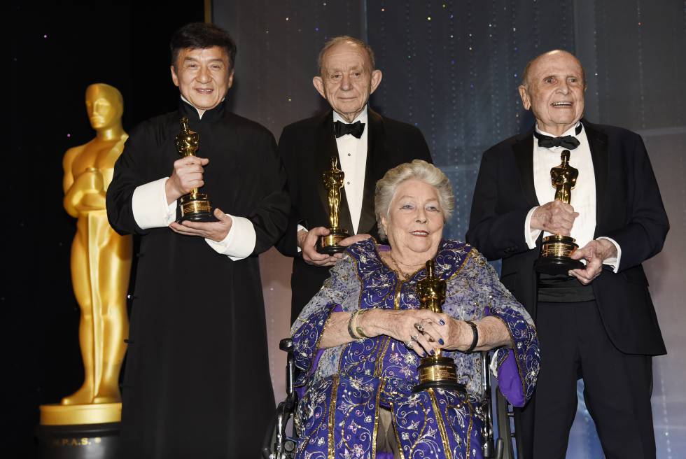 Jackie Chan, Fredrerick Wiseman y Lynn Stalmaster rodean a Anne V. Coates.