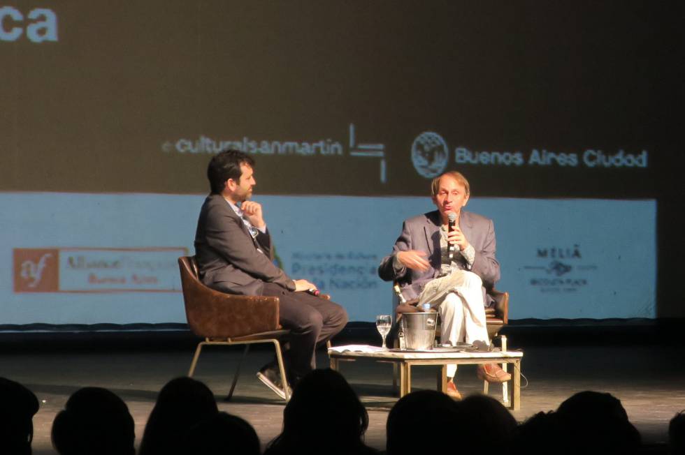 Michel Houellebecq, entrevistado por el escritor argentino Gonzalo Garcés el 10 de noviembre en Buenos Aires. Michel Houellebecq, entrevistado por el escritor argentino Gonzalo Garcés el 10 de noviembre en Buenos Aires.