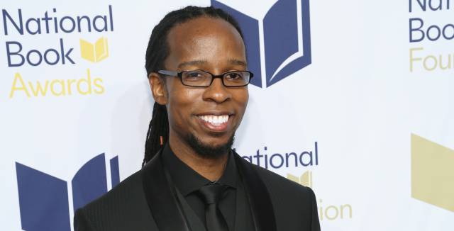 El premiado escritor Ibram X. Kendi, en la ceremonia de los National Book Awards, ayer mi&eacute;rcoles, en Nueva York.