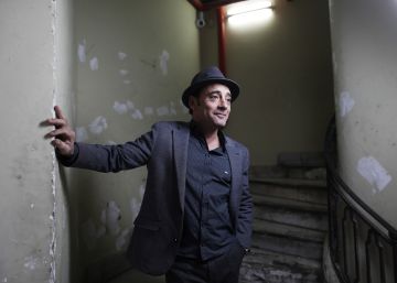 Zenet posa en una escalera en Madrid.