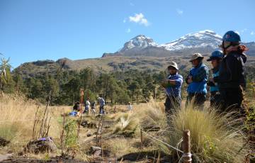 La señora Iztaccíhuatl, al fondo. En primer plano la trinchera de los arqueólogos.