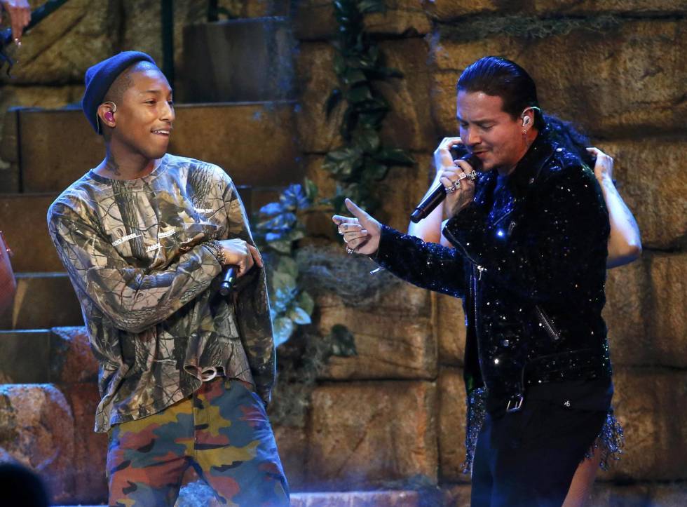 J Balvin y Pharrell Williams, en el escenario de los Grammy Latinos este jueves.