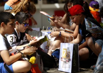 Un grupo de ni&ntilde;os con sus compras en la 75&ordm; edici&oacute;n de la Feria del Libro de Madrid.