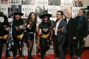 De derecha a izquierda: Manuel Iborra, Antonio Resines, Kichi y María Romay con una comparsa en el preestreno en Madrid.