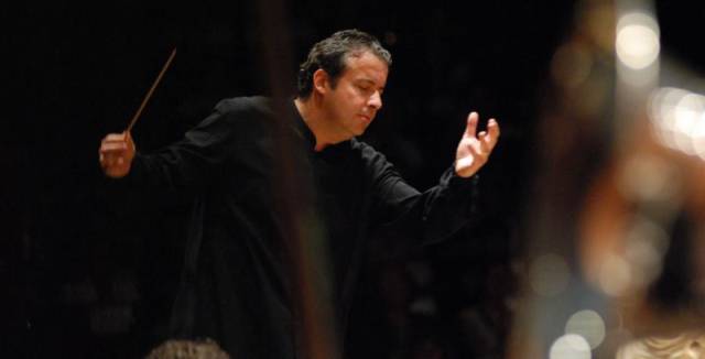 Juanjo Mena, dirigiendo a la BBC Philharmonic Orchestra, en 2014.