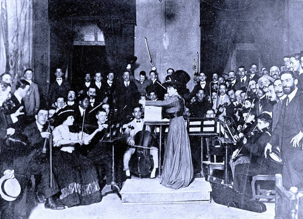María Rodrigo, dirigiendo en 1907 la orquesta del Real Conservatorio Superior de Música de Madrid (RCSMM). 