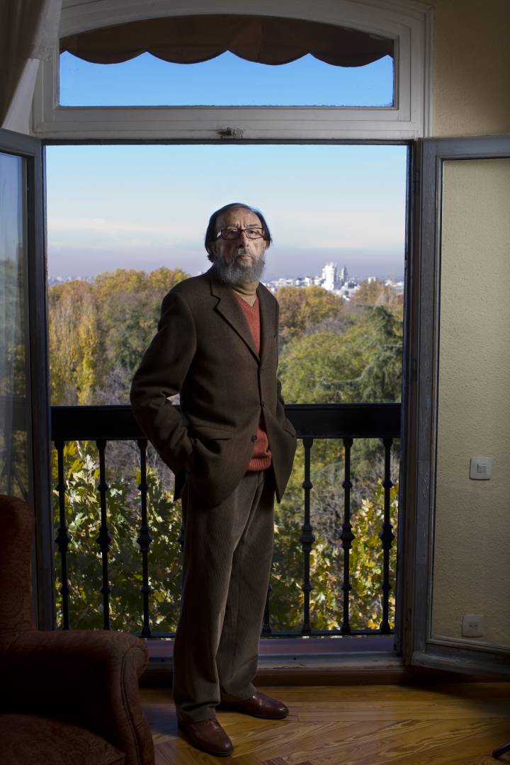 El escritor Juan Eduardo Zúñiga, en su casa de Madrid, en 2010. El escritor Juan Eduardo Zúñiga, en su casa de Madrid, en 2010.