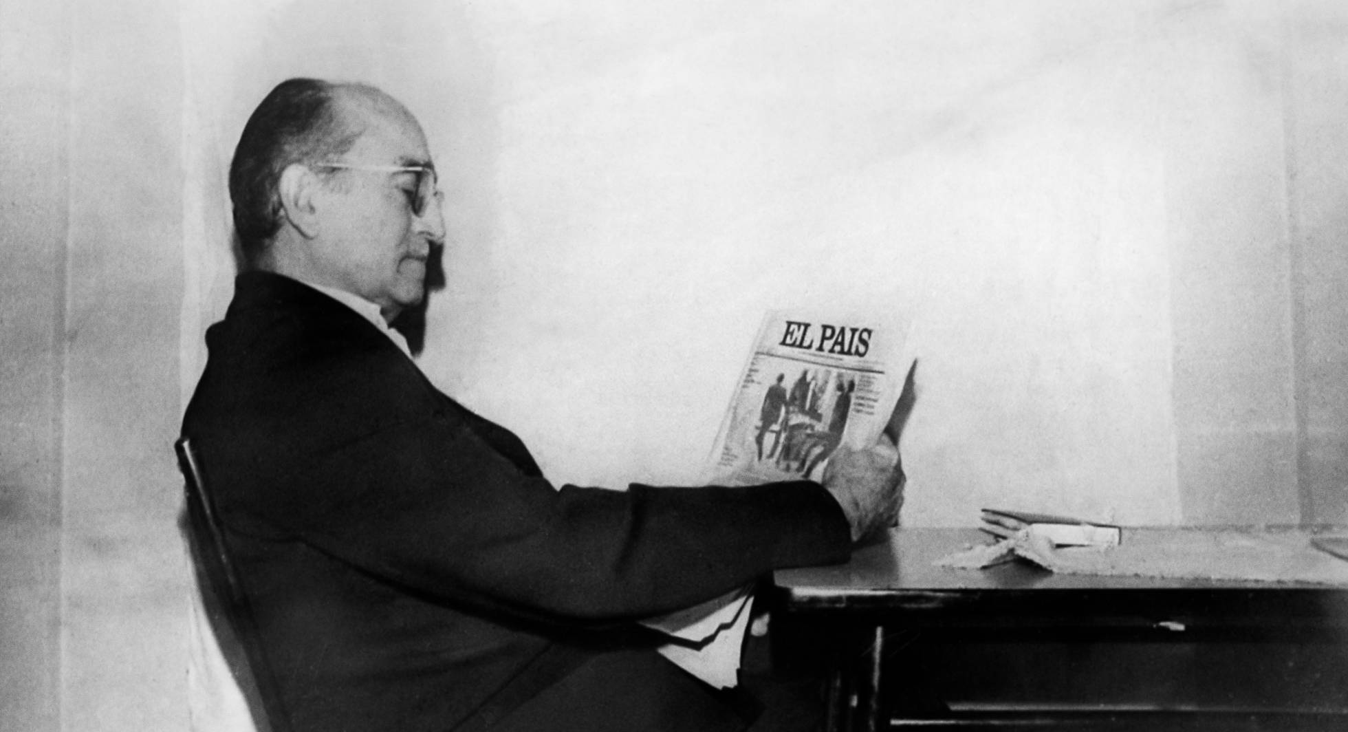 Antonio María de Oriol lee EL PAÍS durante su secuestro por los GRAPO. Antonio María de Oriol lee EL PAÍS durante su secuestro por los GRAPO.