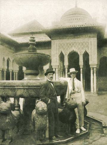 Manuel de Falla con Léonide Massine en el Patio de los Leones de la Alhambra de Granada, en junio de 1916. Es el primer documento gráfico de la presencia de Falla en Granada .