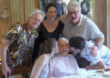 Kirk Douglas, con sus hijos Michael y Joel, su nuera Catherine Zeta-Jones, y dos de sus nietos, en el pasado Acción de Gracias.