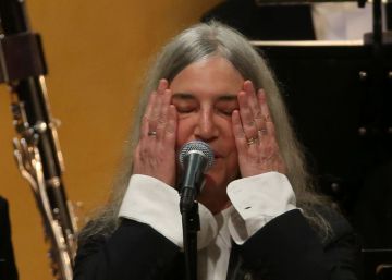 Patti Smith rinde un emocionado tributo a un Dylan ausente