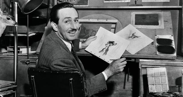 Walt Disney con unos bocetos durante la preparación de Bambi. Walt Disney con unos bocetos durante la preparación de Bambi.
