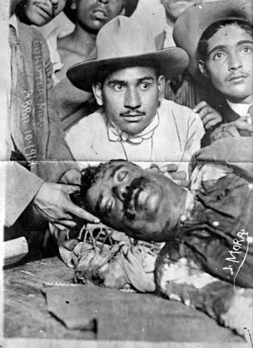 O cadáver de Emiliano Zapata, exibido depois de seu assassinato, em 10 de abril de 1919.