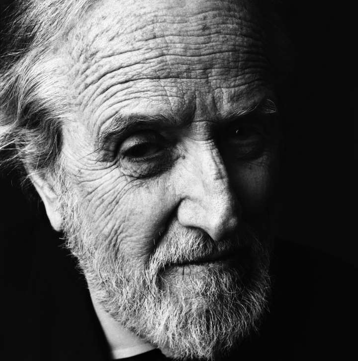 José Donoso, retratado por Luis Poirot en 1996, meses antes de morir. José Donoso, retratado por Luis Poirot en 1996, meses antes de morir.