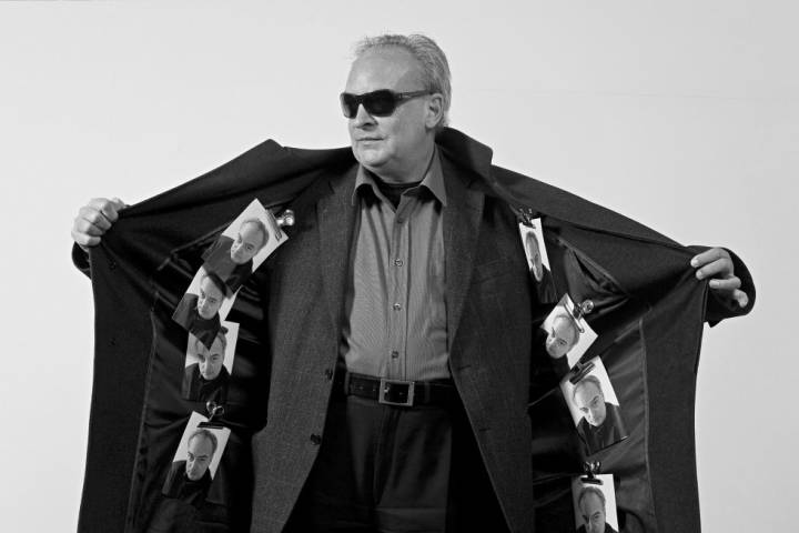 Enrique Vila-Matas en 2008, por Daniel Mordzinski. Enrique Vila-Matas en 2008, por Daniel Mordzinski.