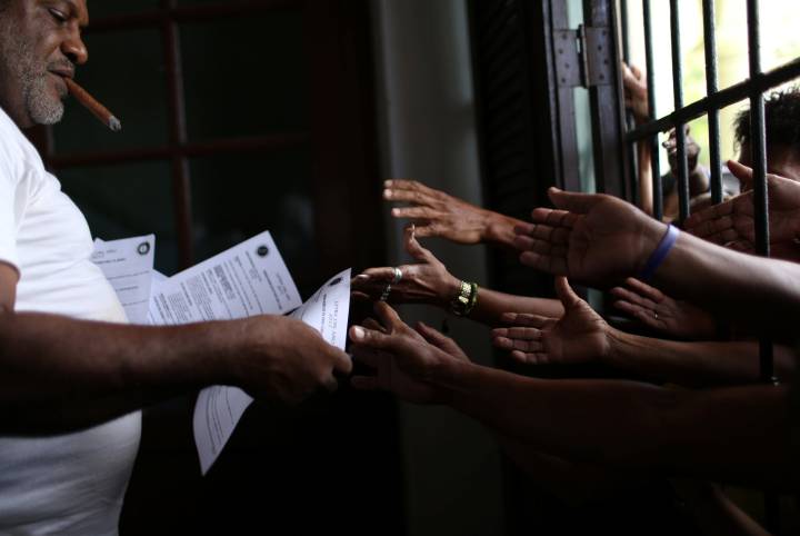 Un hombre entrega las predicciones del año durante el acto en la Asociación Cultural Yoruba en La Habana. Un hombre entrega las predicciones del año durante el acto en la Asociación Cultural Yoruba en La Habana.