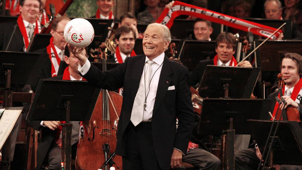 El director francés Georges Prêtre, durante el concierto de Año Nuevo con la Orquesta Filarmónica de Viena, en 2008. 