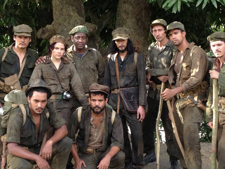 Imagen del rodaje de 'Ernesto', con Odagiri en el centro, de pelo largo. Imagen del rodaje de 'Ernesto', con Odagiri en el centro, de pelo largo.