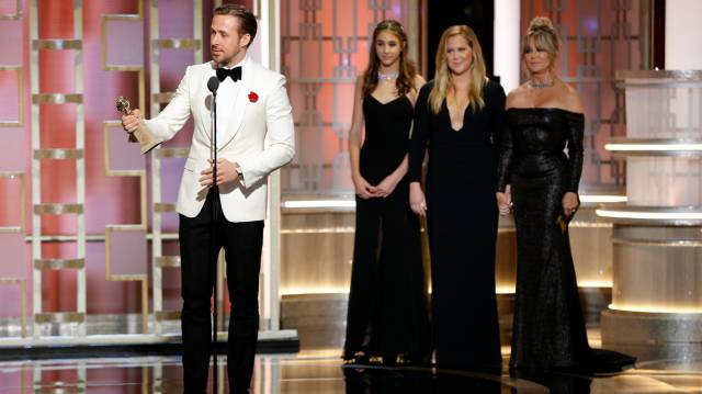 Ryan Gosling recibe el premio al mejor actor de comedia o musical. Ryan Gosling recibe el premio al mejor actor de comedia o musical.