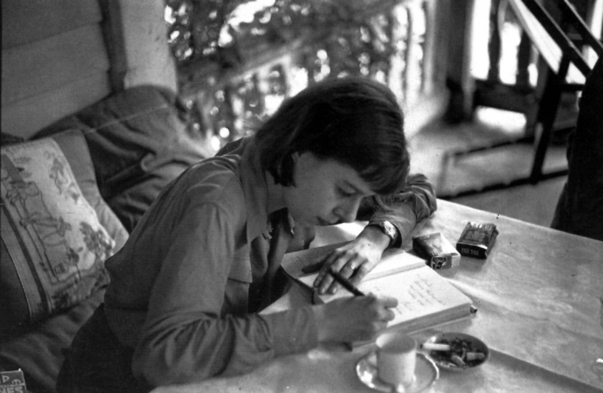Carson McCullers, dedica uno de sus libros en 1946.rn Carson McCullers, dedica uno de sus libros en 1946.rn